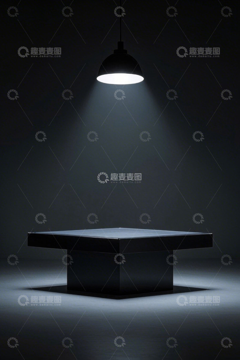 高清大图下载【趣麦麦图】-黑色吊灯照亮黑色展示台