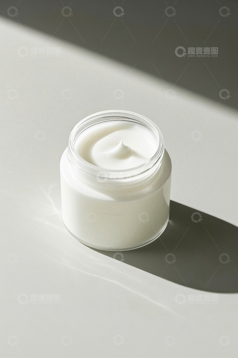 高清大图下载【趣麦麦图】罐装白色乳液产品特写