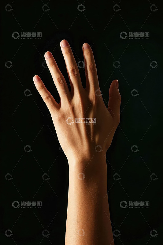 特写展示伸展的手部