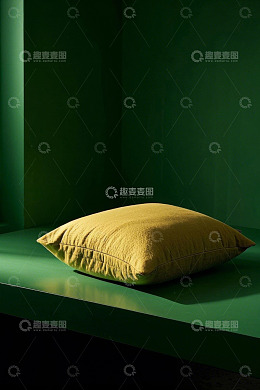 绿色背景上的黄色抱枕
