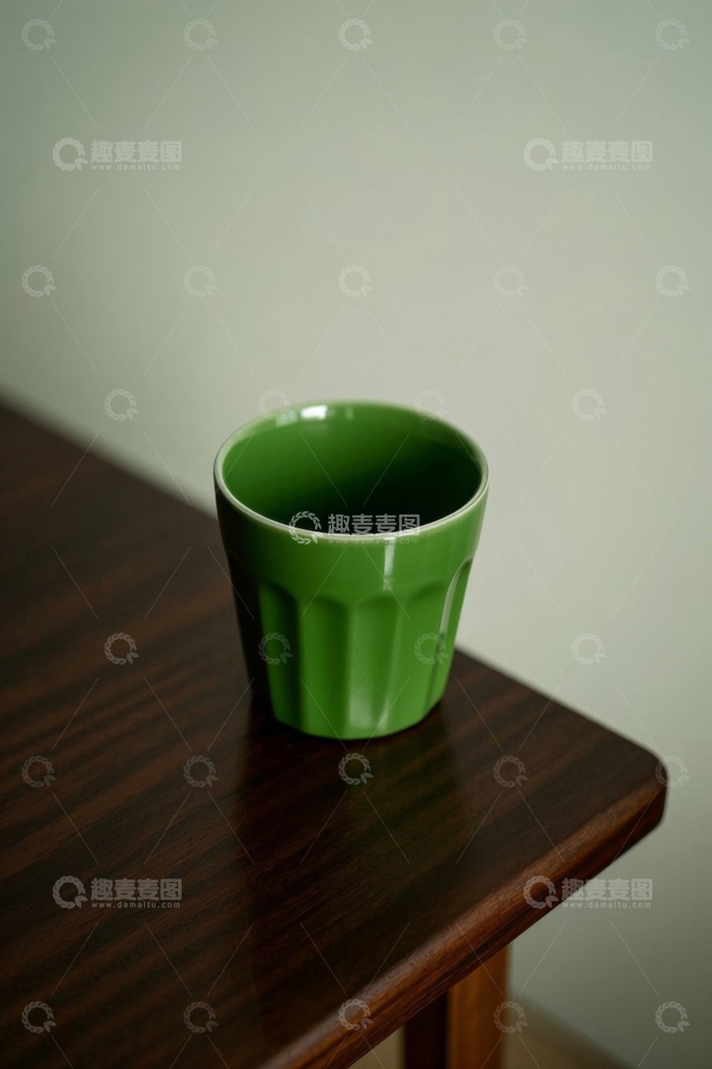 高清大图下载【趣麦麦图】绿色杯子置于木质桌上