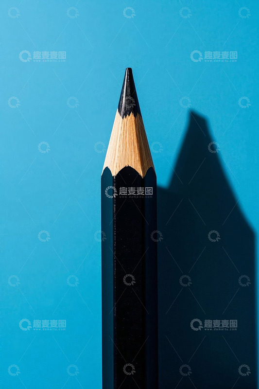蓝色背景下的黑色铅笔特写