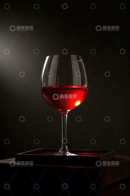 高脚杯中的红色液体特写
