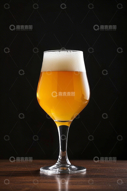 高脚杯中的泡沫啤酒