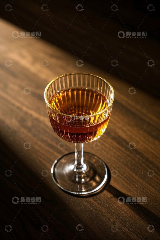 木质桌面上的玻璃酒杯