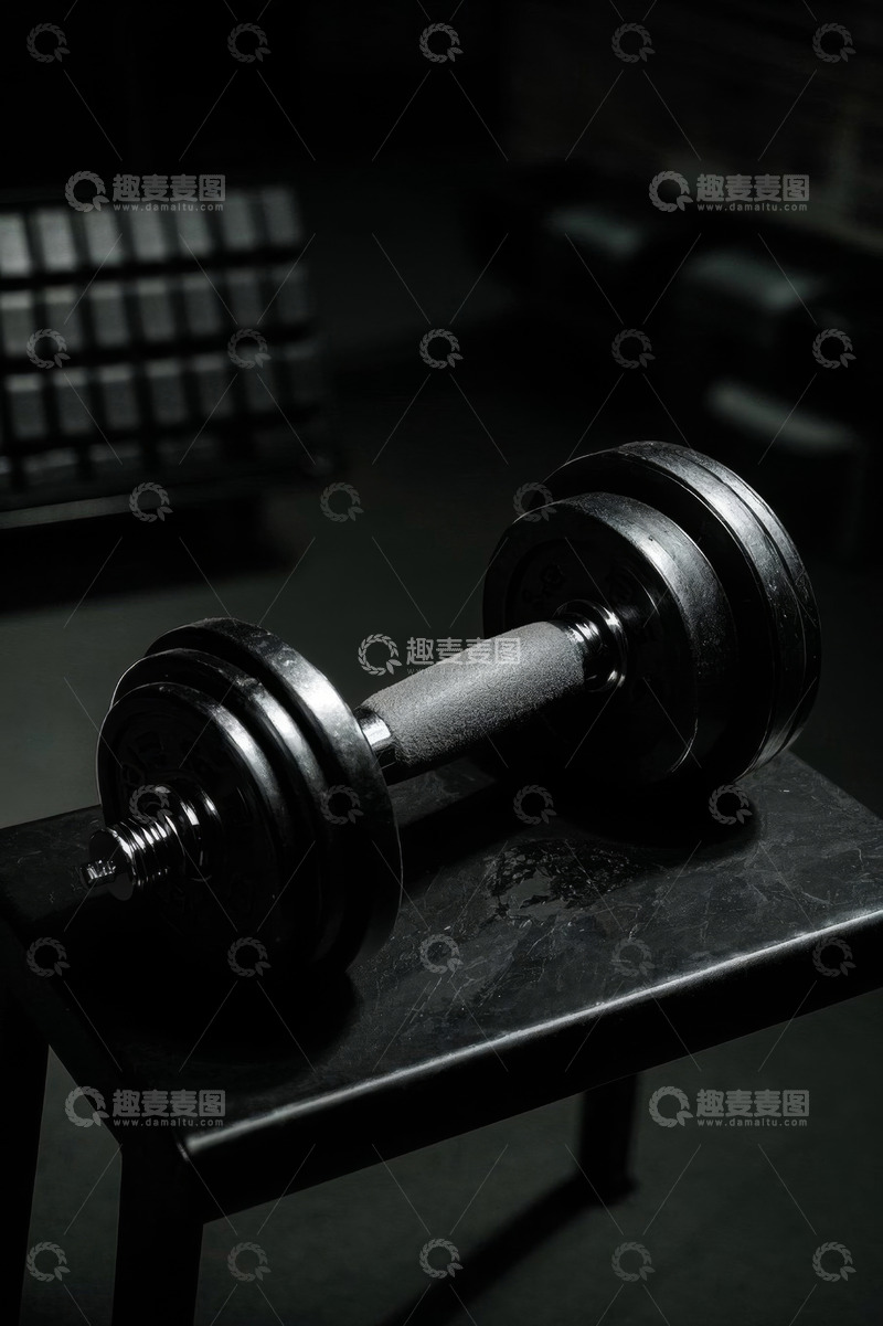 高清大图下载【趣麦麦图】桌上哑铃健身器材特写