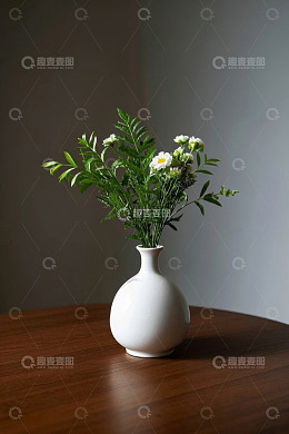 白色花瓶中的绿植与白花