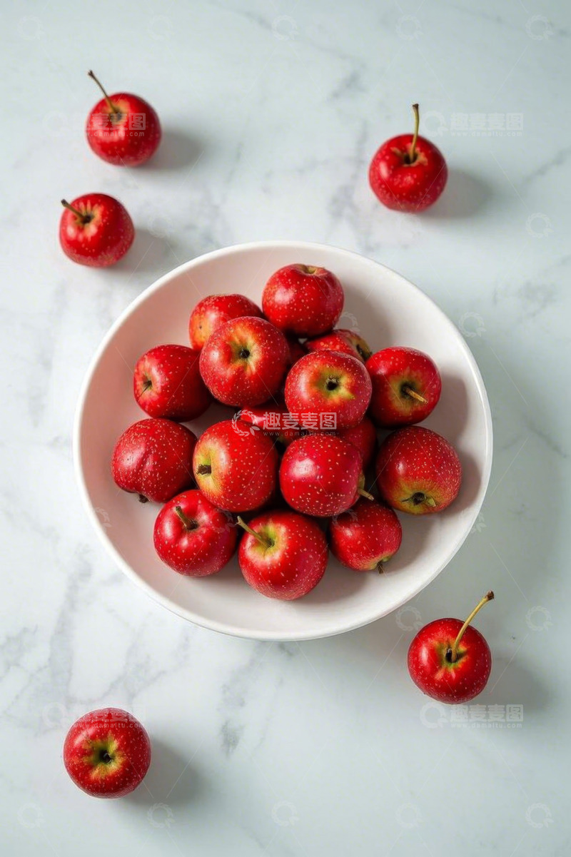 高清大图下载【趣麦麦图】白色瓷盘盛放红山楂