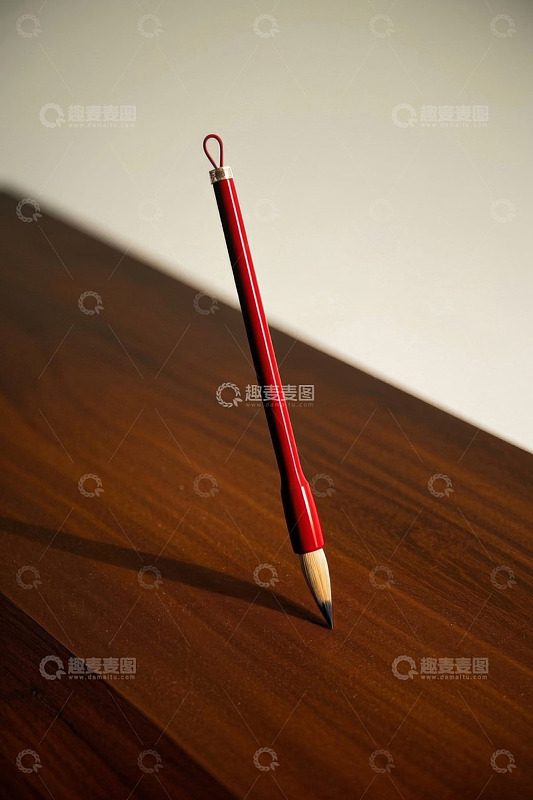 红色铅笔直立于木质桌面