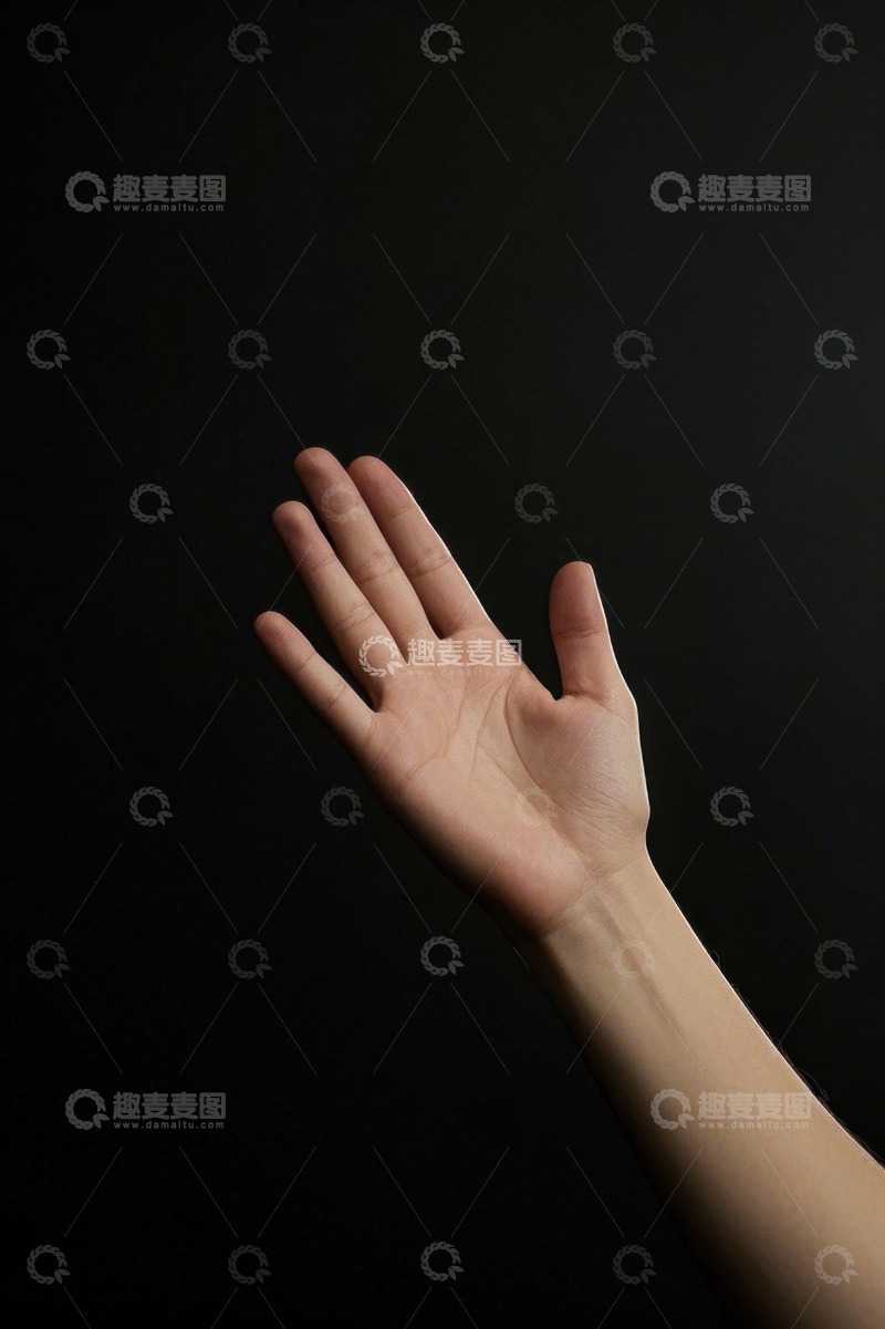 高清大图下载【趣麦麦图】黑色背景下伸展的手掌