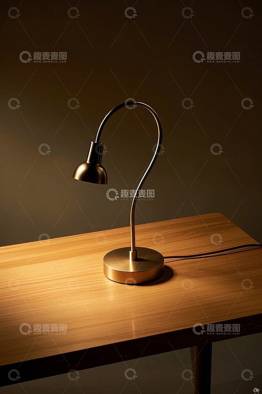 现代风格台灯置于木质桌面