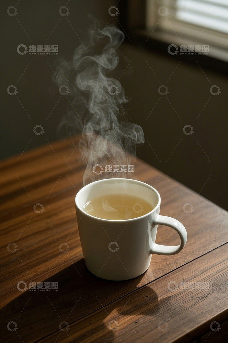 木桌上热气腾腾的白色茶杯