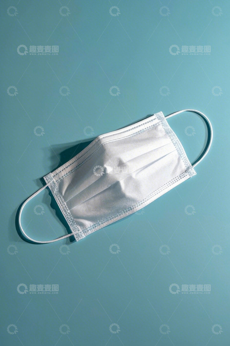 高清大图下载【趣麦麦图】浅蓝色背景上的一次性口罩
