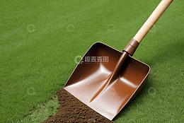 草地上的棕色铁锹与土壤