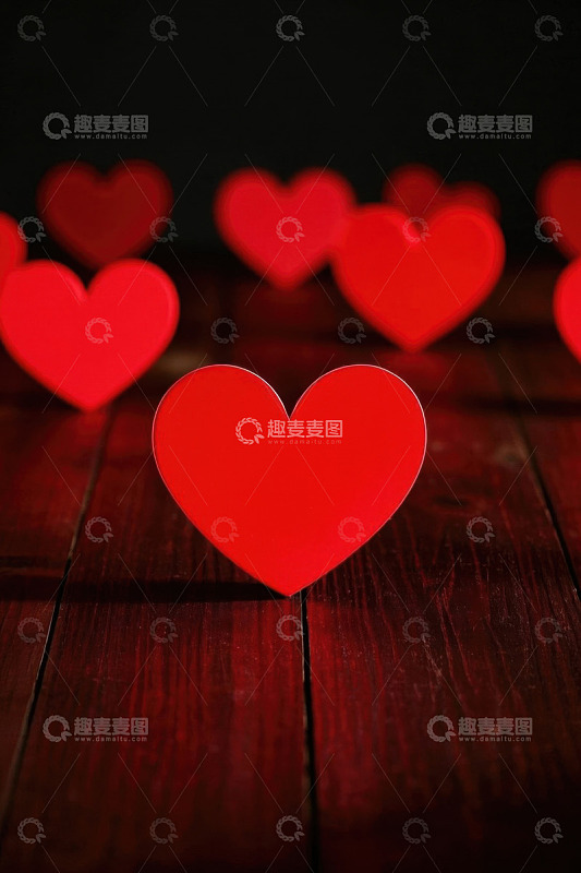 木质背景上的红色爱心