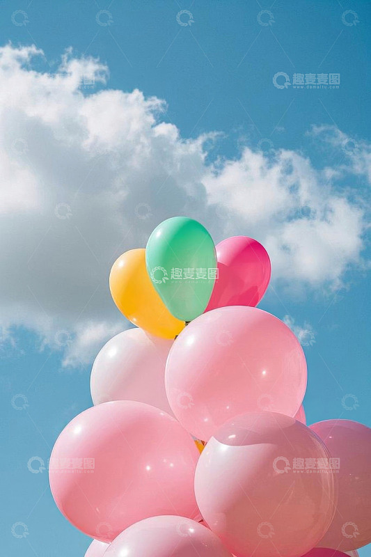 彩色气球在蓝天背景下的景象