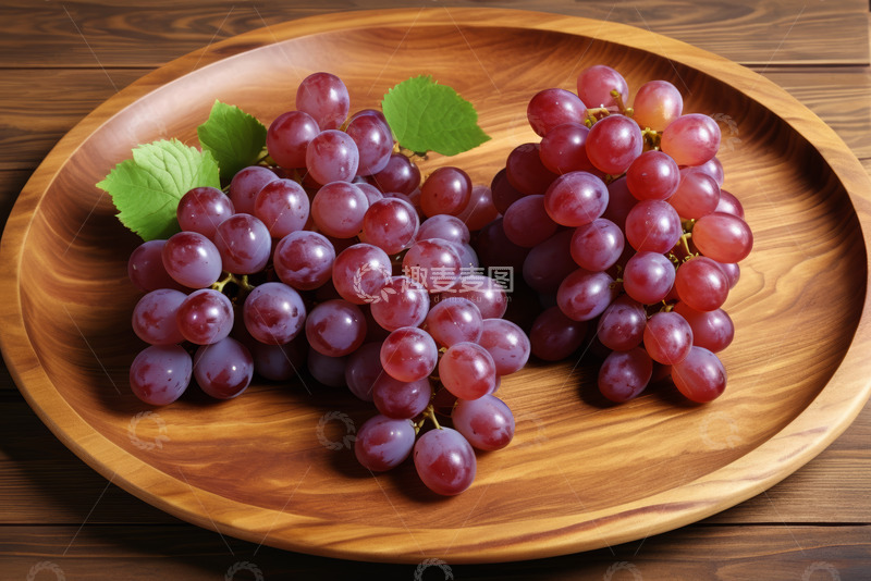 高清大图下载【趣麦麦图】木盘上的新鲜红葡萄