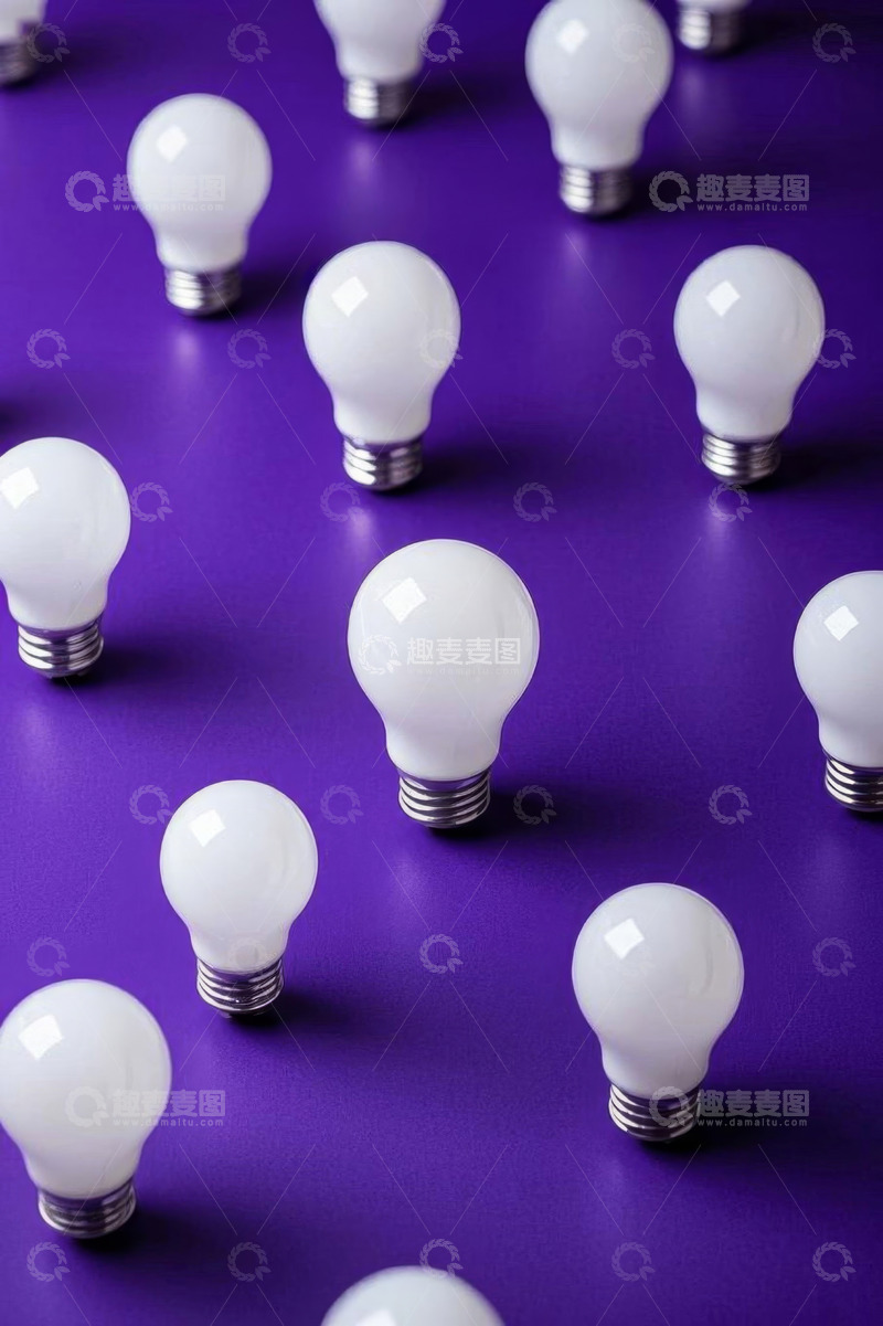 高清大图下载【趣麦麦图】-紫色背景上的白色灯泡