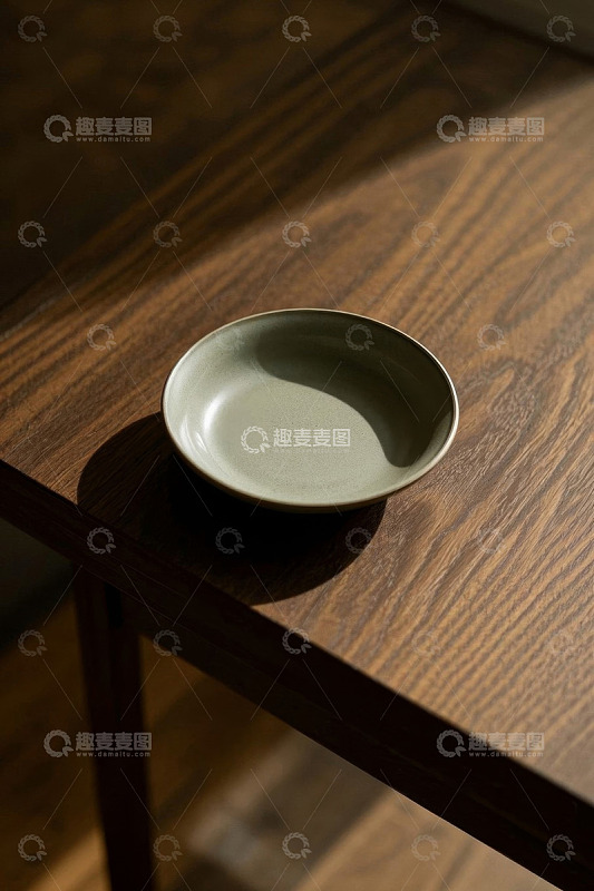 木桌上的浅绿圆盘特写