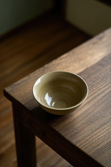 木桌上的空碗特写