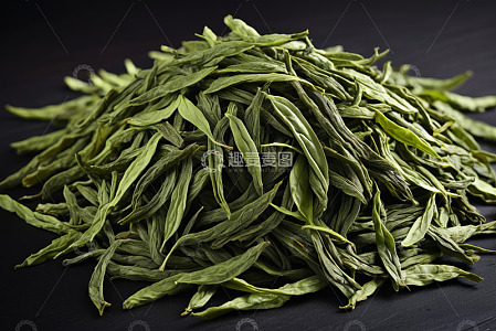 特写堆叠的新鲜绿茶茶叶