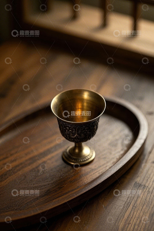 木质托盘上的金属酒杯特写