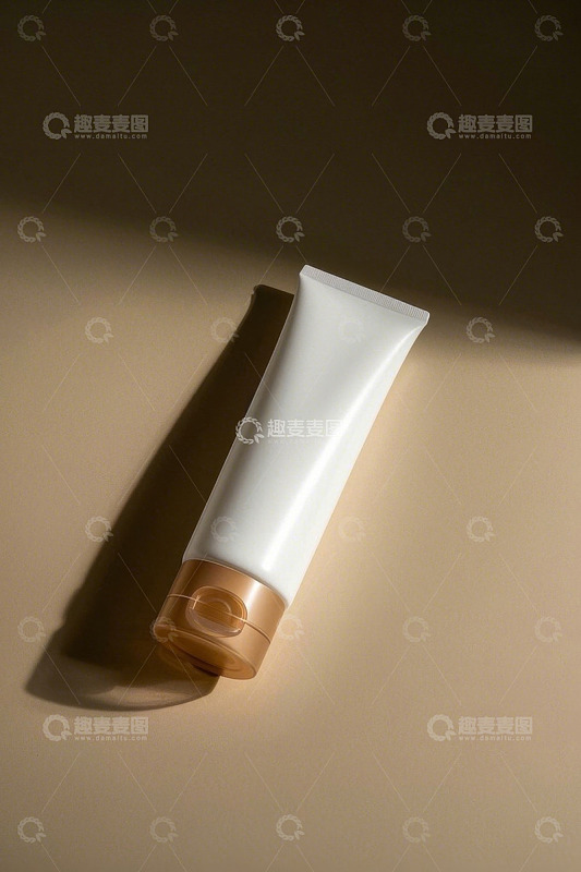 白色管状化妆品产品特写