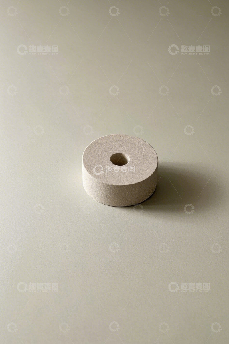 高清大图下载【趣麦麦图】浅色背景上的圆孔圆柱形物品