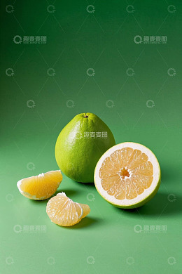 绿色背景下的柚子及切片