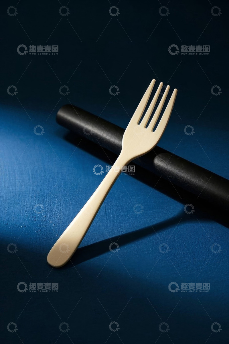 高清大图下载【趣麦麦图】蓝色背景上的木质餐叉