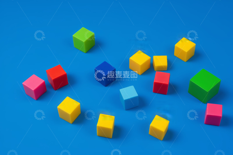 高清大图下载【趣麦麦图】蓝色背景彩色立方体