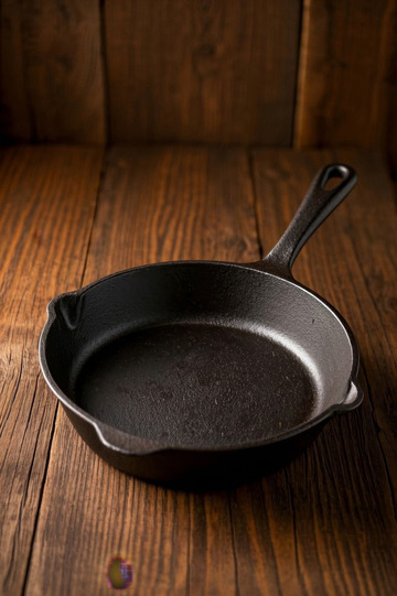 木质桌面上的铸铁煎锅