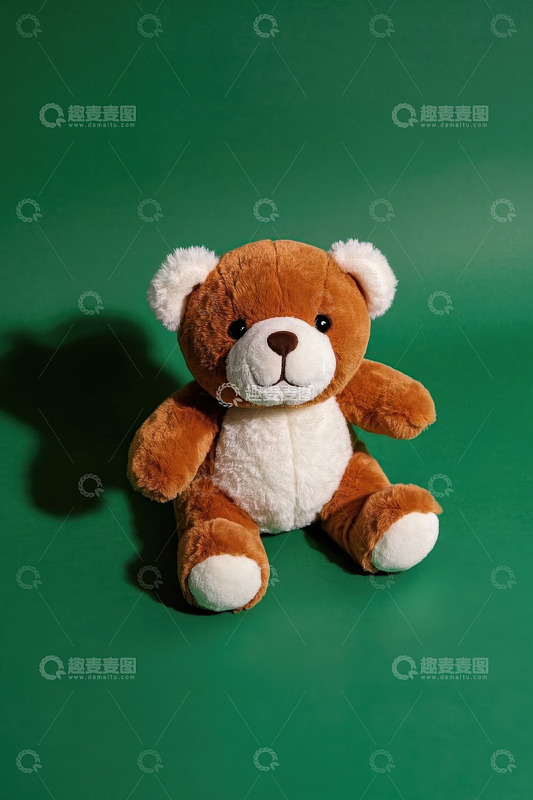 棕色毛绒小熊玩具