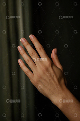 手部特写展示自然指甲