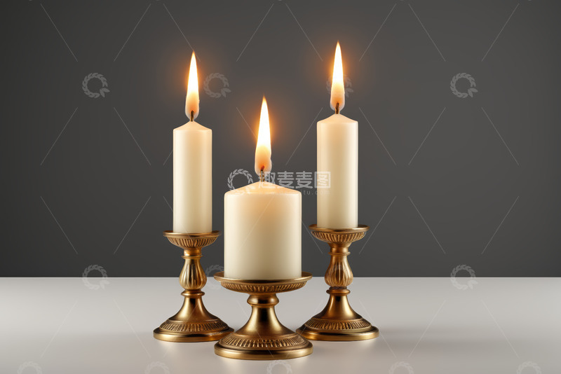 高清大图下载【趣麦麦图】三支点燃的蜡烛摆放在烛台上