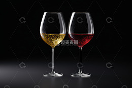 两杯不同颜色的葡萄酒
