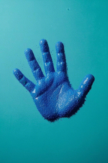 蓝色油漆覆盖的手掌