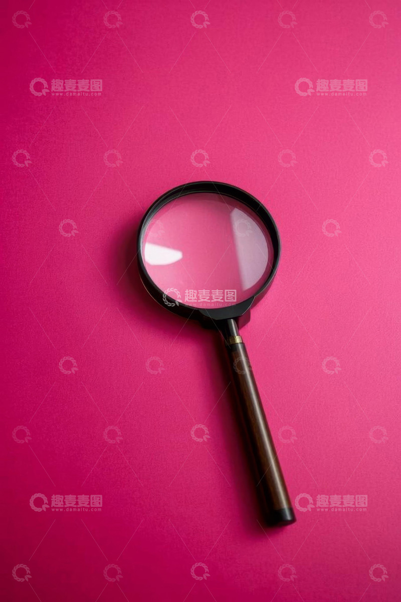 高清大图下载【趣麦麦图】玫红色背景上的放大镜
