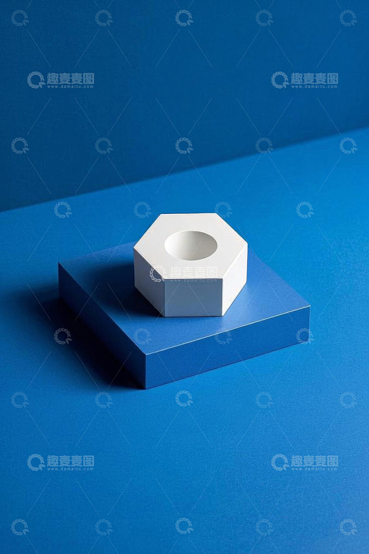 蓝色背景上的白色六边形物件