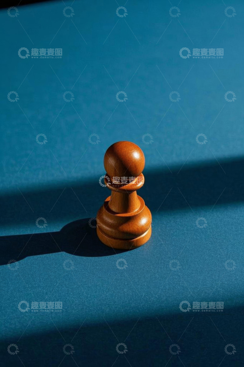 高清大图下载【趣麦麦图】蓝色棋盘上的木质国际象棋棋子