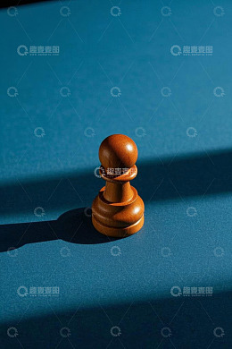 蓝色棋盘上的木质国际象棋棋子