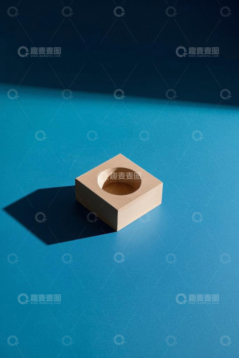 高清大图下载【趣麦麦图】蓝色背景上的方形木质物件
