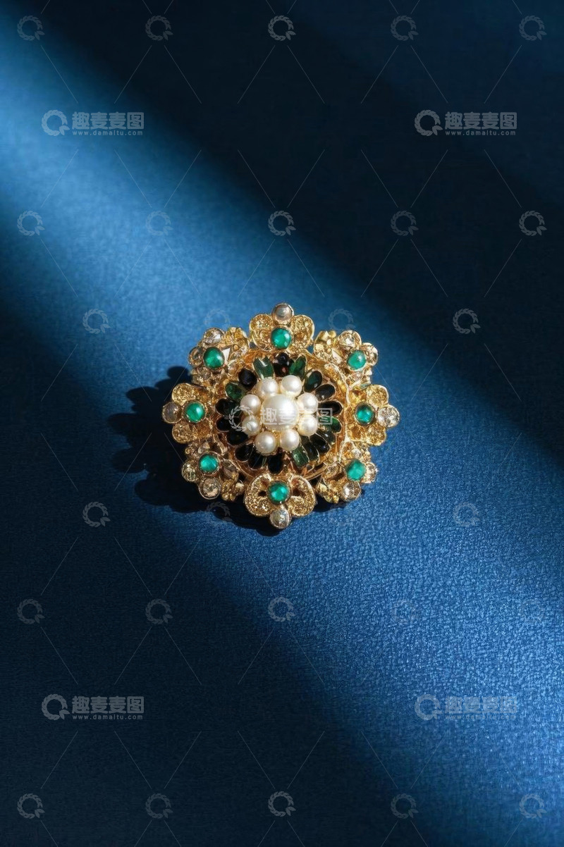 高清大图下载【趣麦麦图】金色宝石珍珠胸针特写