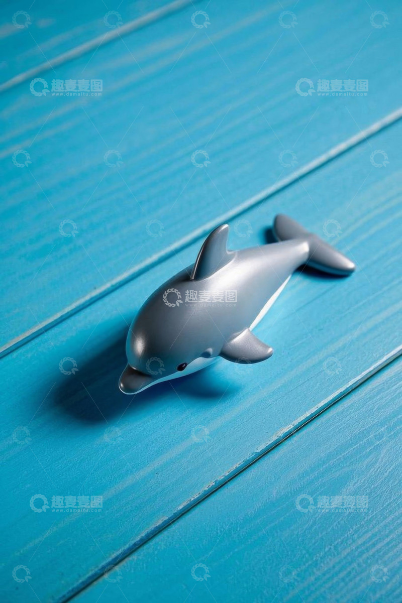 高清大图下载【趣麦麦图】蓝色背景上的银色海豚摆件