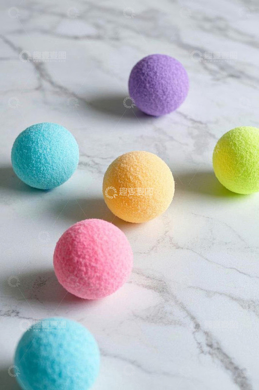 大理石台面上的彩色圆球