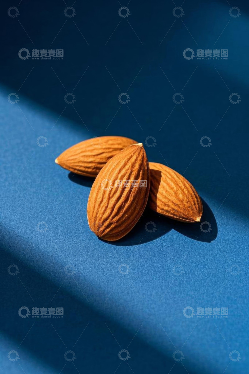 高清大图下载【趣麦麦图】蓝色背景上的杏仁特写