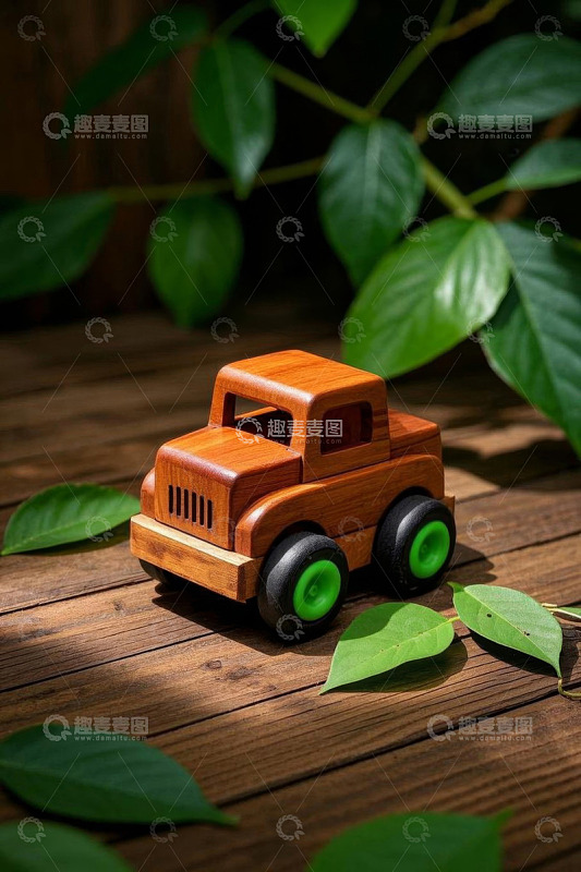 木质玩具汽车置于绿叶木板上