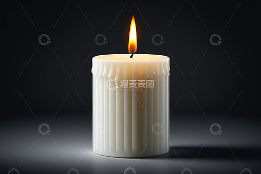 燃烧的白色圆柱形蜡烛