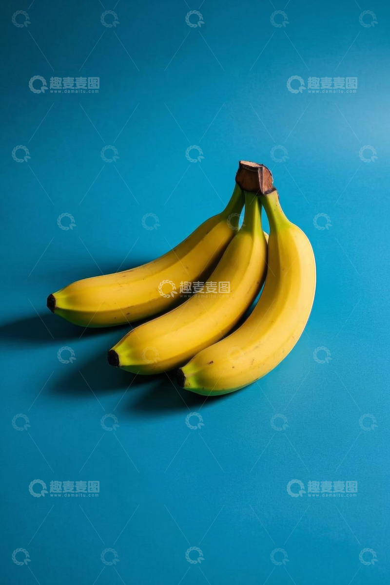 高清大图下载【趣麦麦图】蓝色背景上的成串香蕉