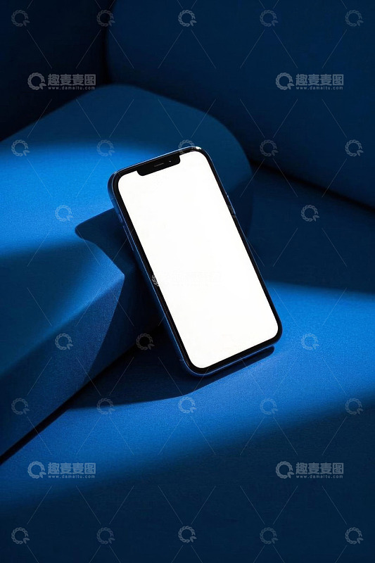 蓝色沙发上放置的智能手机